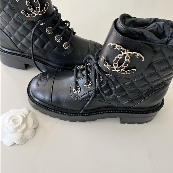 ❌SOLD❌CHANEL BOOTS - Picture 5 of 5